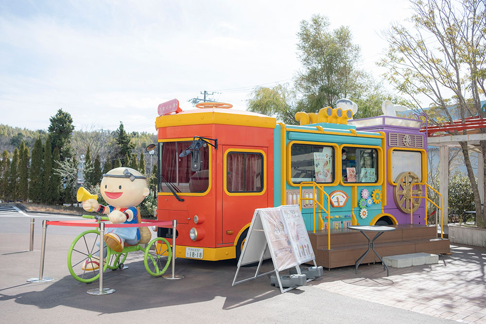 ファクトリーの外にはジェラートなどが販売しているキッチンカーが