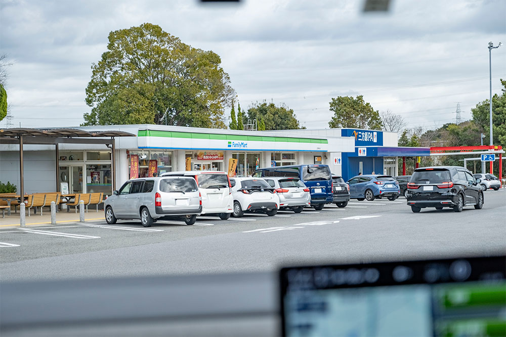 三方原PAに入るとファミリーマートが見えてきた