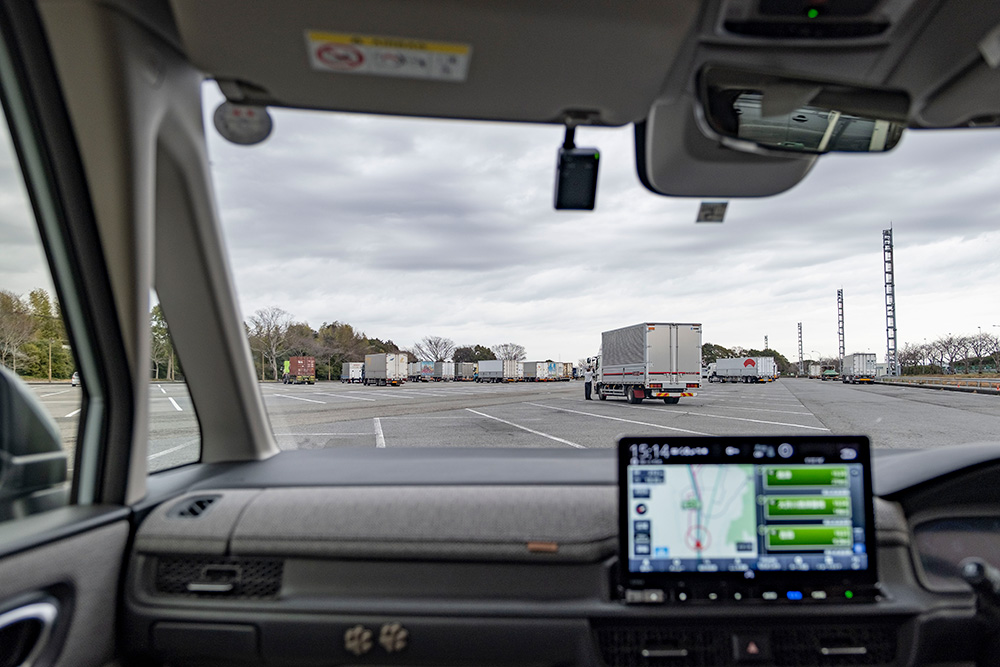 牧之原SAの駐車場はトラックばかりで建物がない