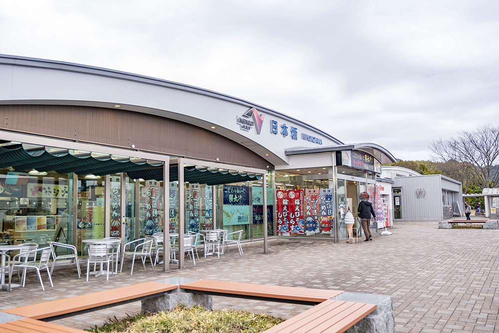 日本坂PA店内に入るpatoさん