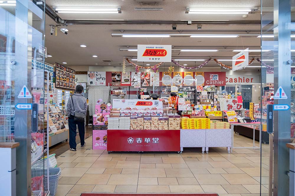日本坂PA店内すぐには春華堂うなぎパイの特設コーナーが