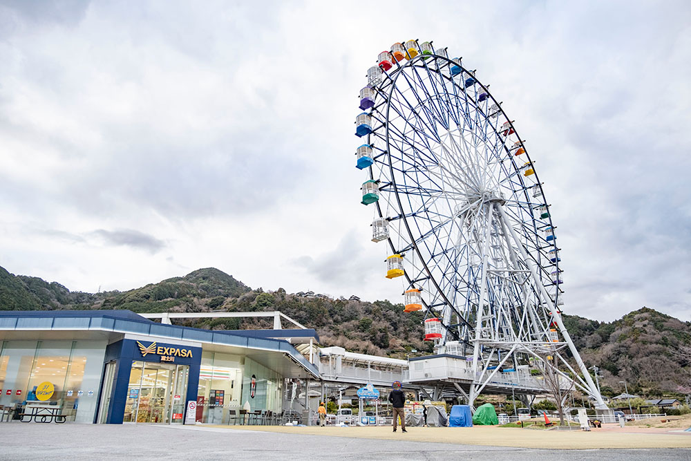 富士川SAの観覧車前で記念撮影するpatoさん