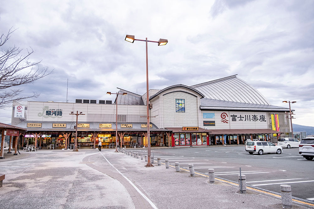 富士川SAの母屋の奥には「富士川楽座」という別の建屋も