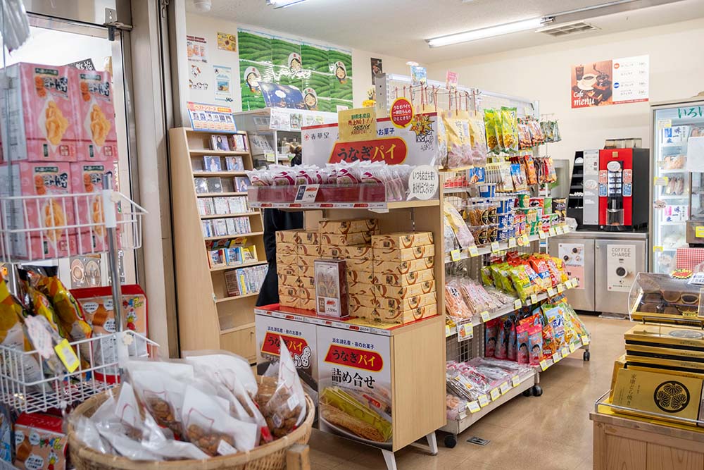 愛鷹PAの店内にはうなぎパイが