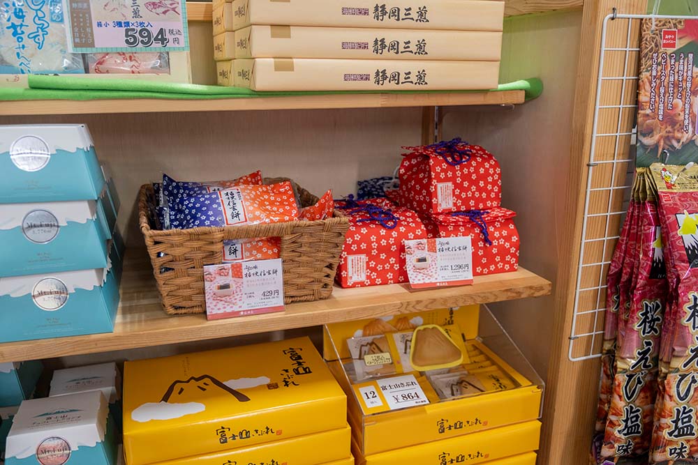 愛鷹PAには桔梗信玄餅も販売していた