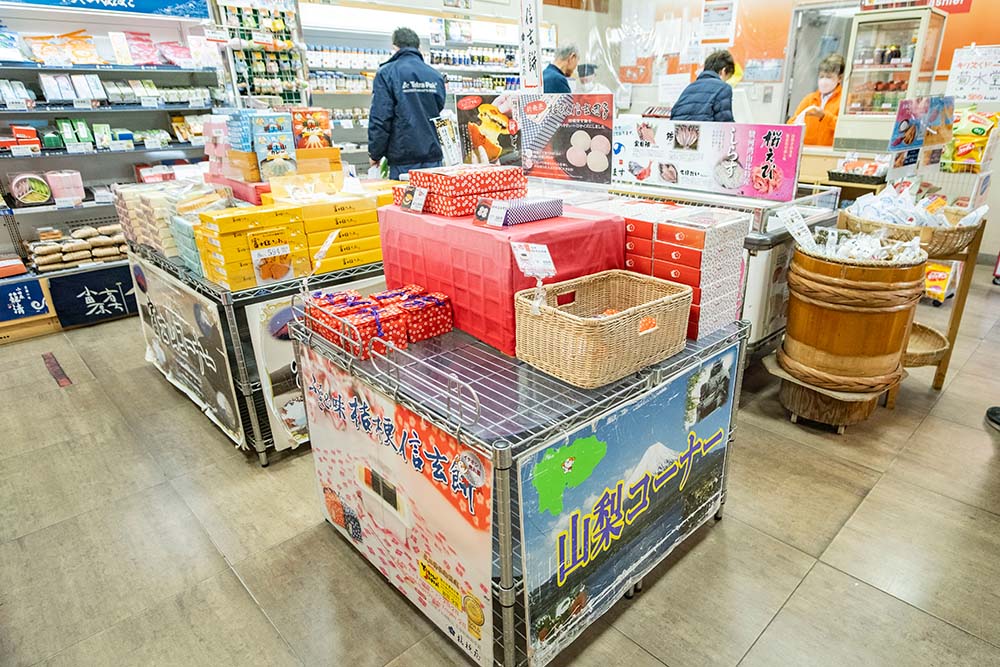 中井PAの桔梗信玄餅コーナーも品切れ直前