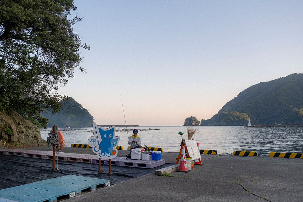 田子港で釣りの準備をする怪魚ハンター山根ブラザーズ 山根央之