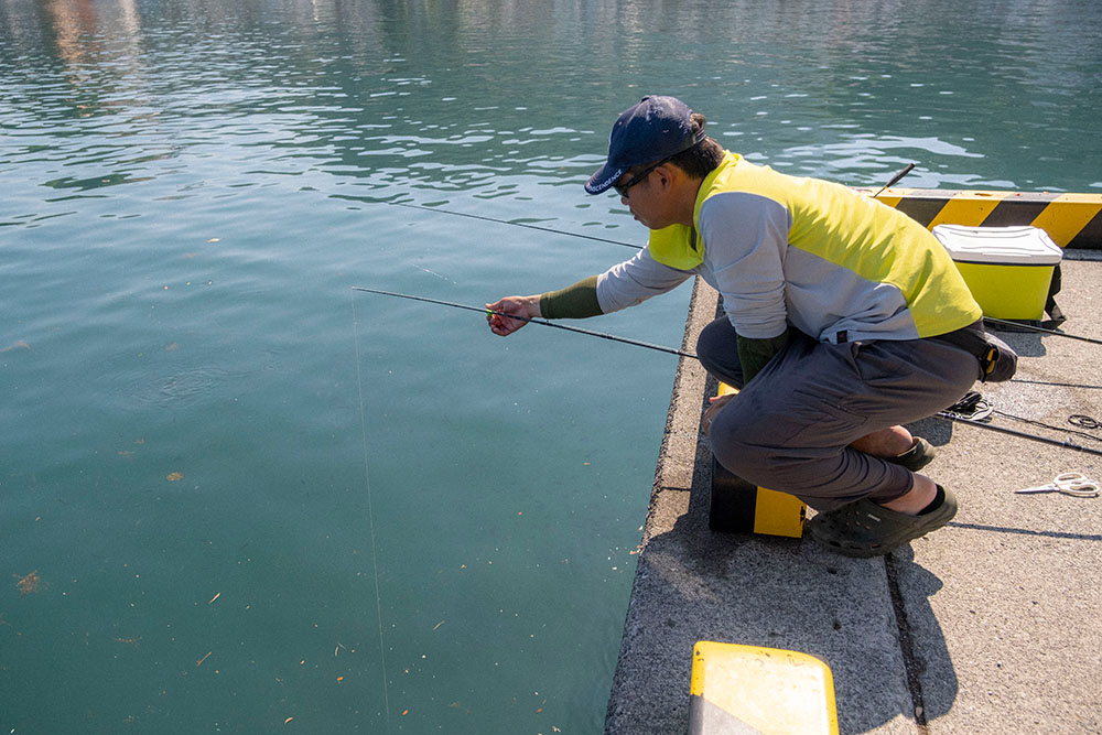 餌のアジを海底に沈める怪魚ハンター山根ブラザーズ 山根央之
