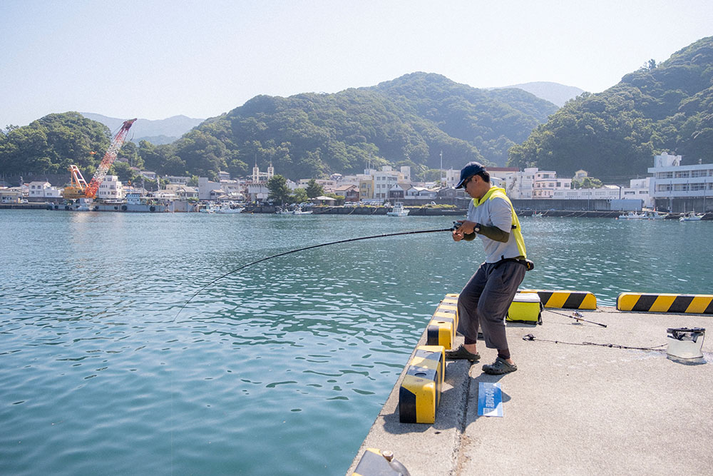 ヒットした大物を釣り上げる怪魚ハンター山根ブラザーズ 山根央之