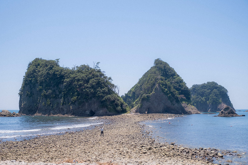 堂ヶ島のトンボロを歩き渡る怪魚ハンター山根ブラザーズ 山根央之