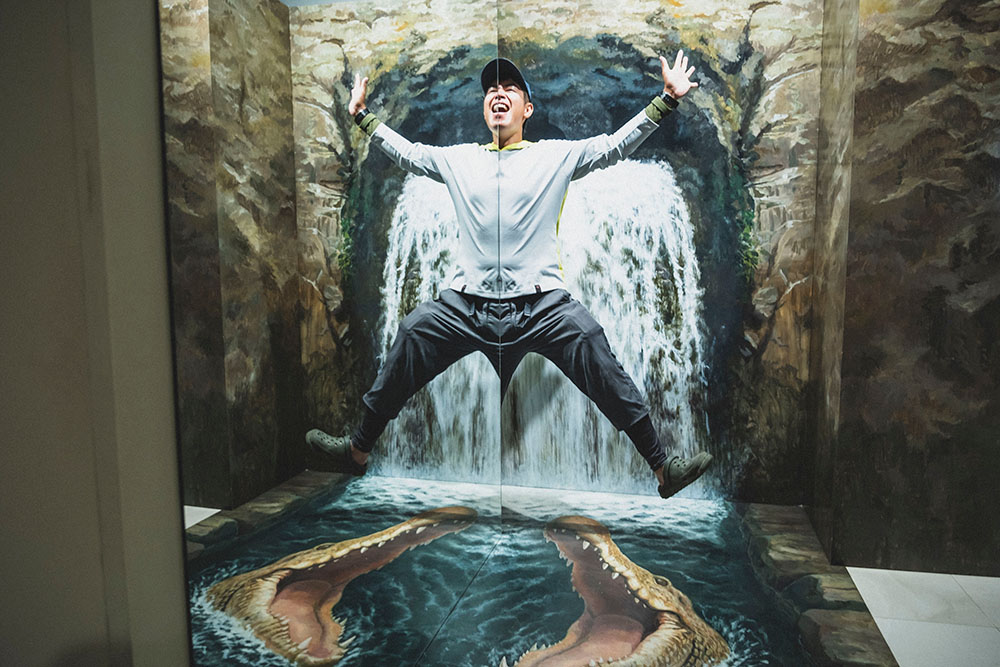トリックアートを楽しむ怪魚ハンター山根ブラザーズ 山根央之