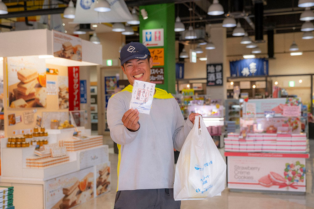 サンセットプラザ堂ヶ島内にあるお土産市場で買い物する怪魚ハンター山根ブラザーズ 山根央之