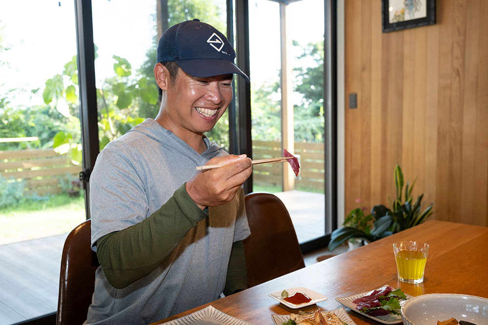 ソウダガツオを食べる怪魚ハンター山根ブラザーズ 山根央之