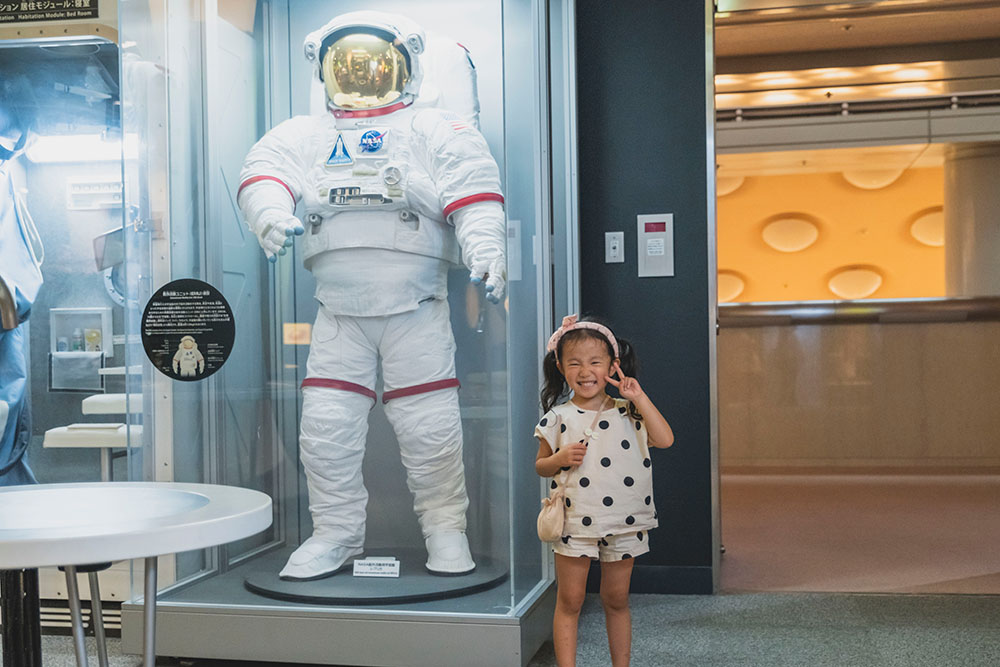宇宙飛行服と並んで楽しそうにしているかのちゃん