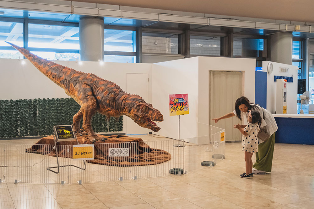 大きなティラノサウルスの展示にビビってるかのちゃん