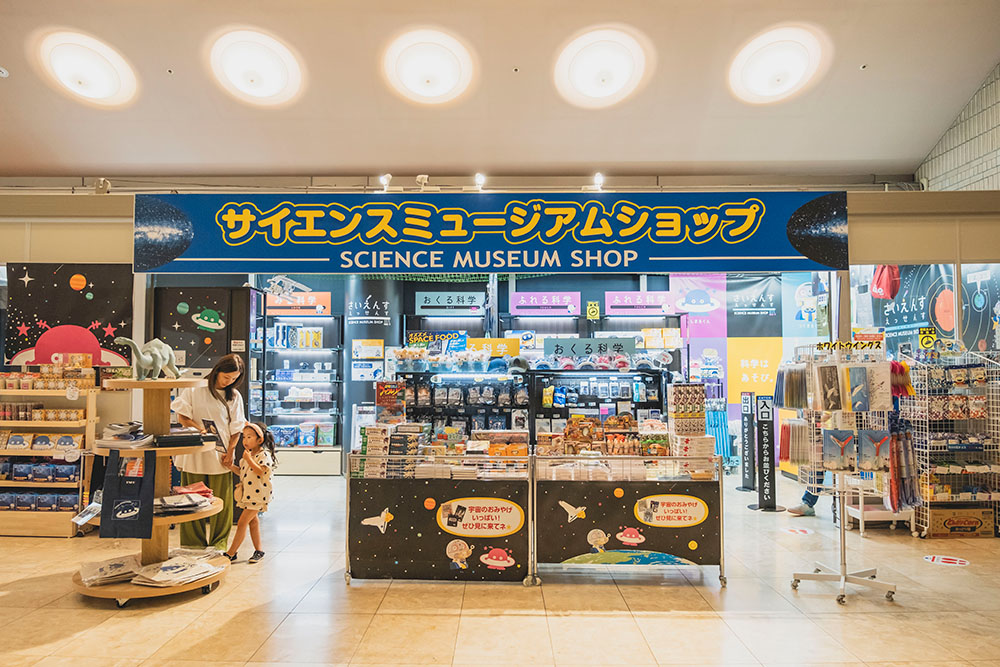 つくばエキスポセンター内にあるサイエンスミュージアムショップでお土産を探すひいろあいこ