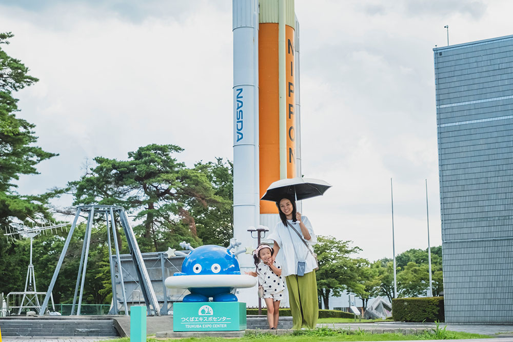 つくばエキスポセンターにあるH2ロケットの模型と記念撮影