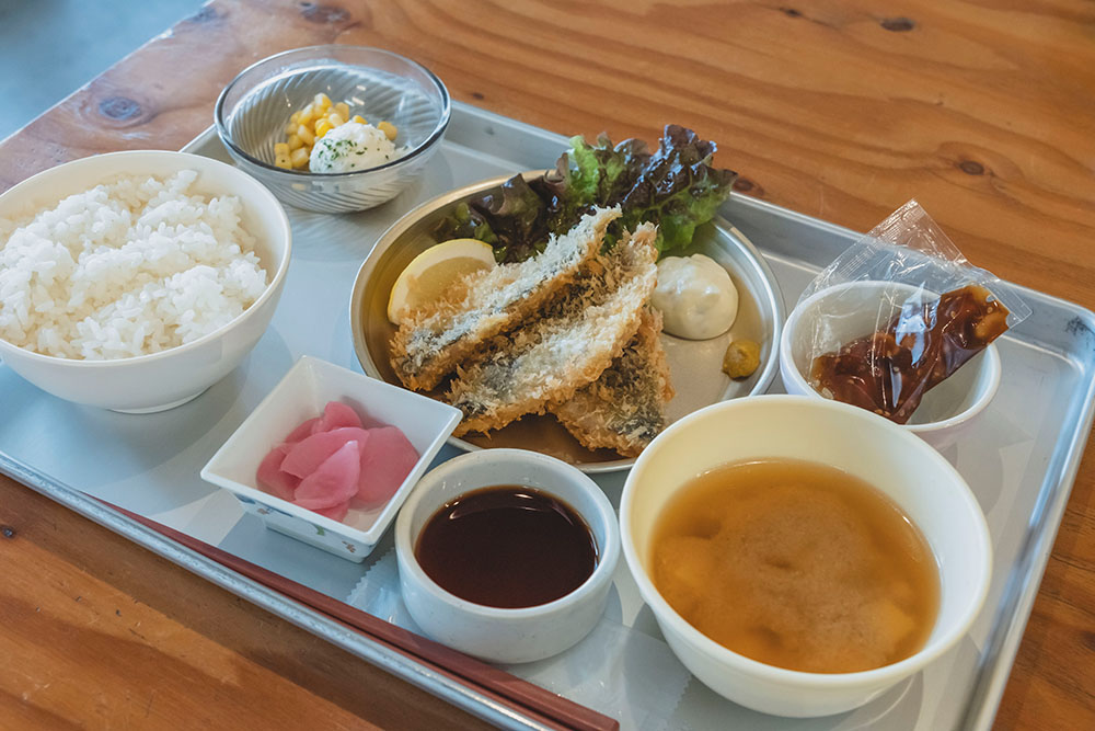 里山食堂の房州アジフライ給食