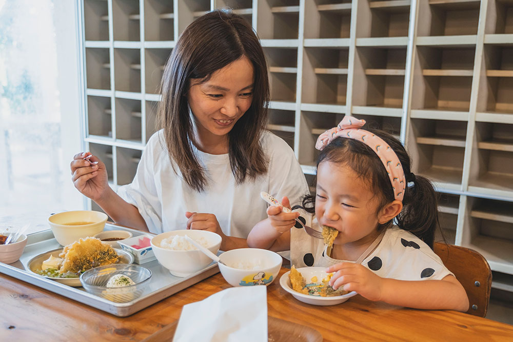 房州アジフライ給食のアジフライを美味しそうに食べるかのちゃん