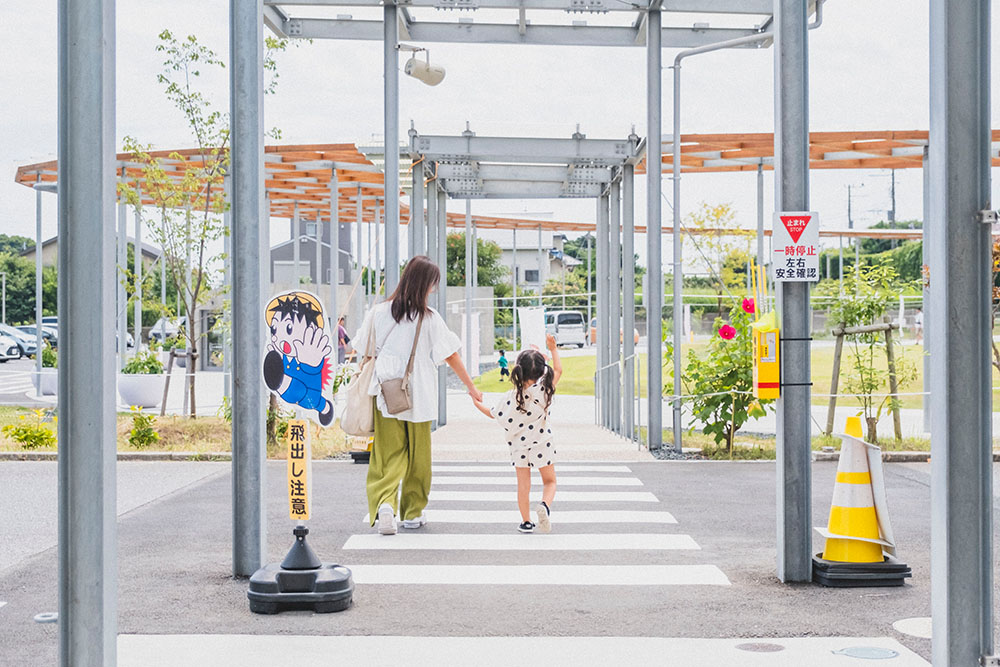 保田小学校校内にある横断歩道を手を挙げて渡るかのちゃん