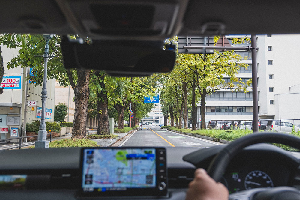 栃木県庁前を少年Bが運転している写真