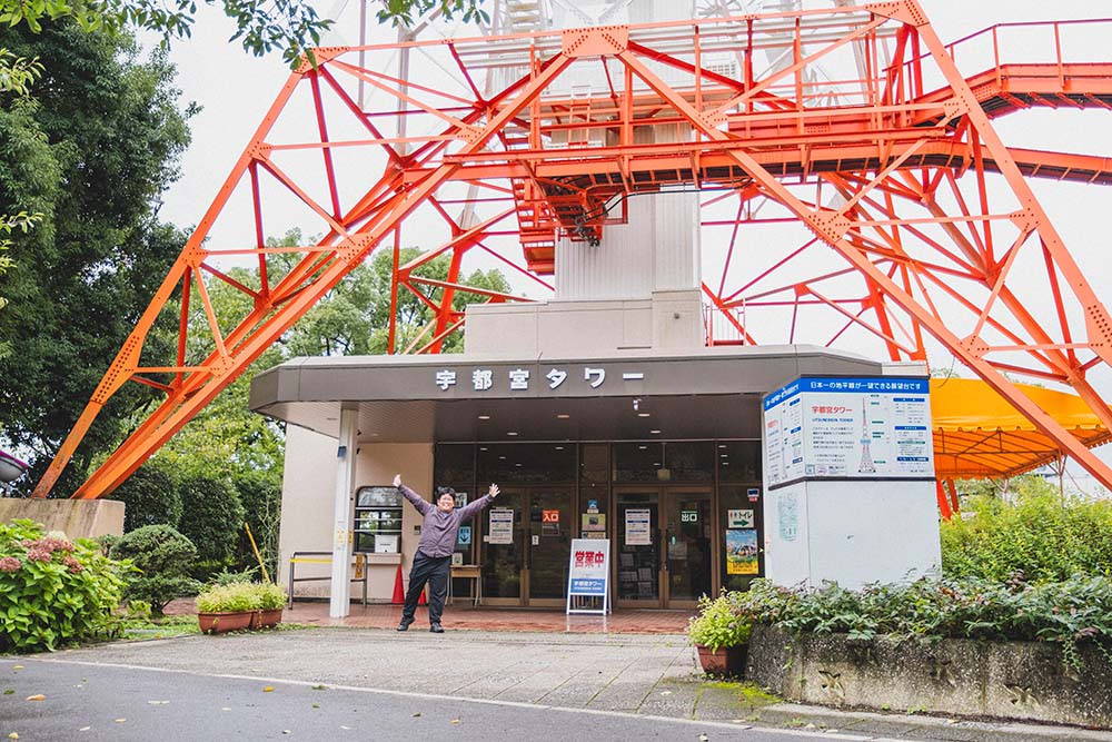 宇都宮タワーに到着して記念撮影を撮る少年Bさん