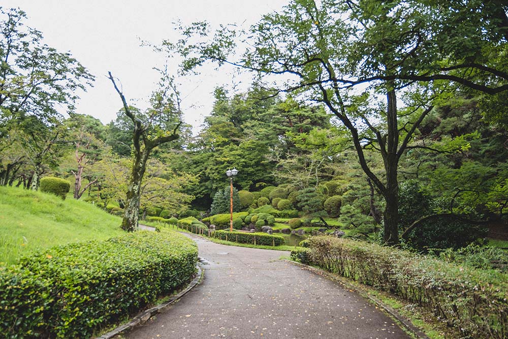 八幡山公園は緑が多く散歩に最適
