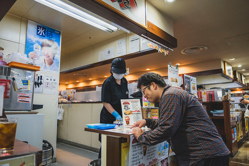 宇都宮餃子さつきで餃子を注文する少年Bさん