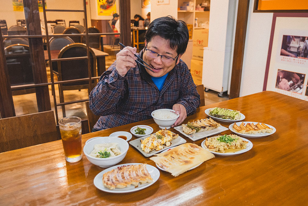 全ての常設店舗の餃子がテーブルに運ばれてきて、どれから食べようか悩んでいる少年Bさん