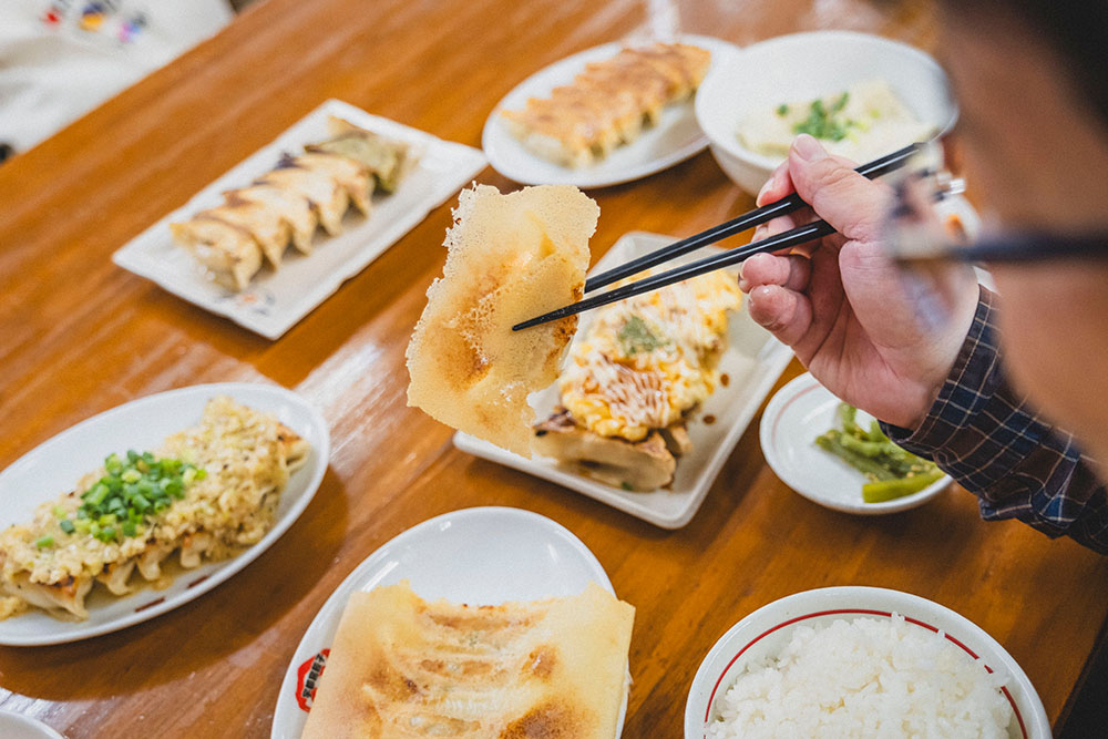 宇都宮餃子めんめんの餃子を箸あげする少年Bさん