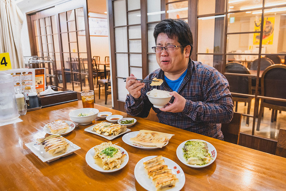 めんめんの焼餃子を食べて、感動する少年Bさん