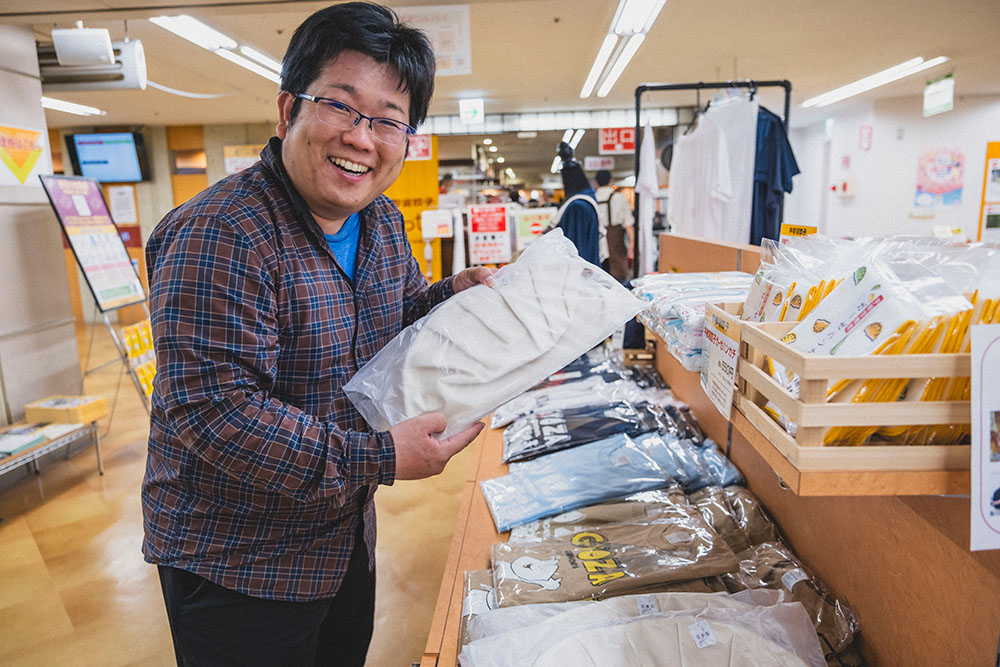 来らっせお土産コーナーにあった「餃子メッセンジャーバッグ」を手に取る少年Bさん