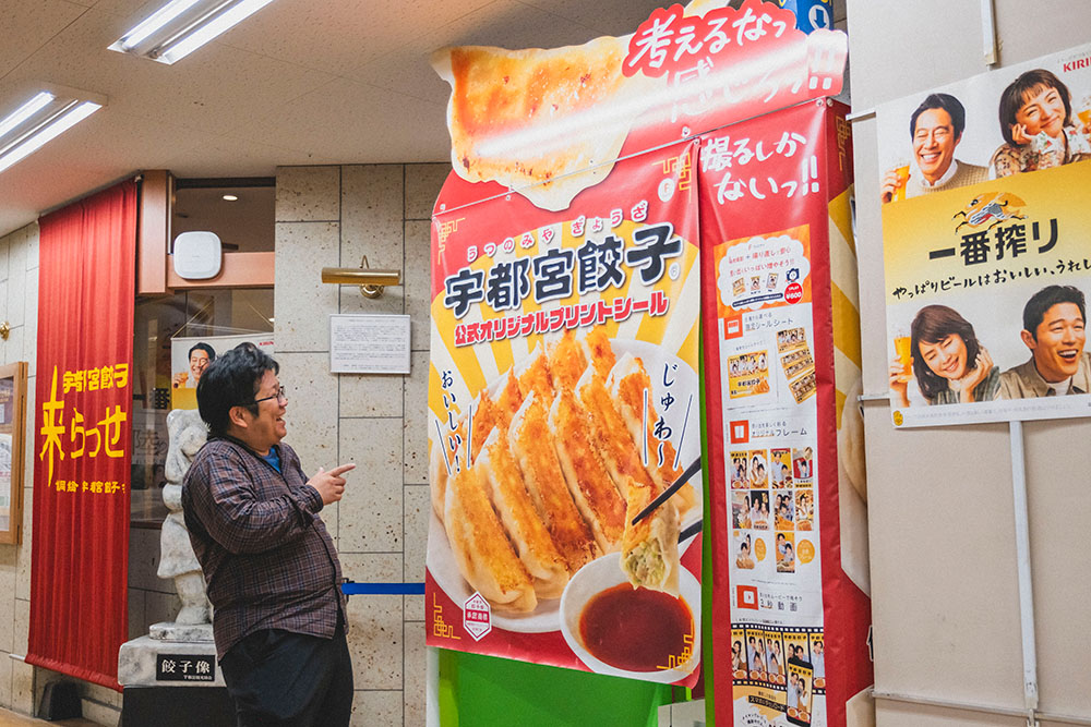 宇都宮餃子公式オリジナルプリントシール機に驚く少年Bさん