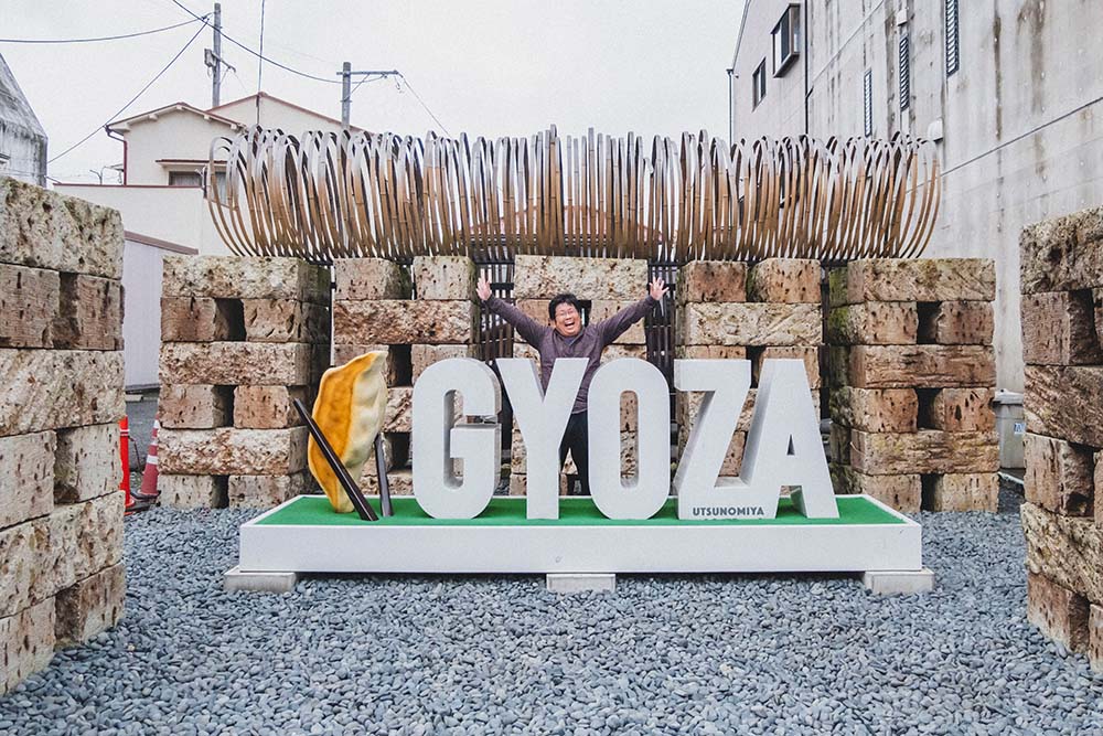 最近誕生したフォトスポット「GYOZAモニュメント」で記念撮影する少年Bさん