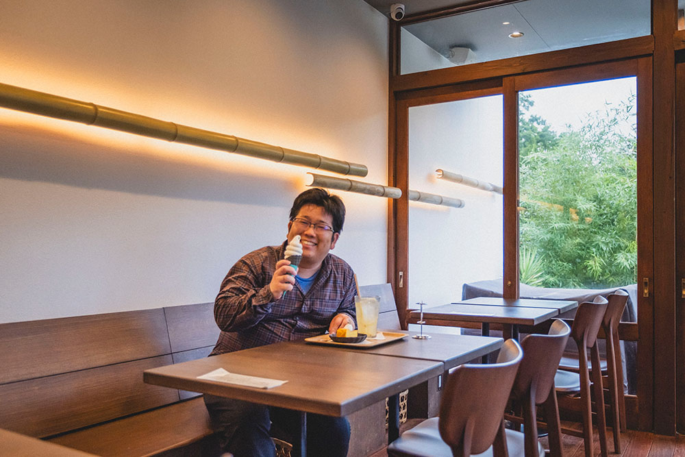 森林ノ牧場のソフトクリームを美味しそうに食す少年Bさん