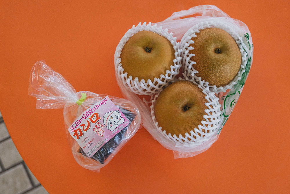 少年Bさんがあおぞら館で購入したローカルデザート「カロン」と梨（陽水）