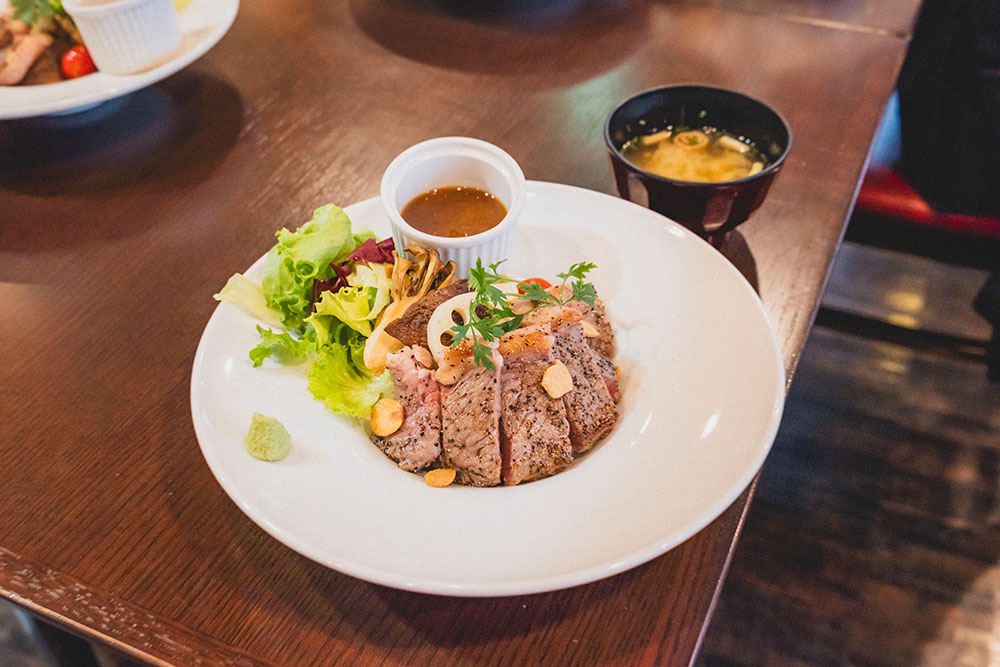 少年Bさんが麦の楽園で注文したまろやか牛のサーロインステーキ丼