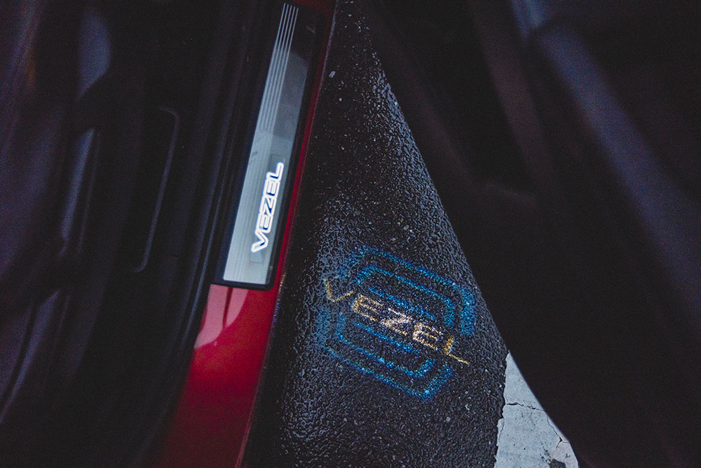新型ヴェゼルのドアを開くと「VEZEL」の文字が映し出されるギミックが