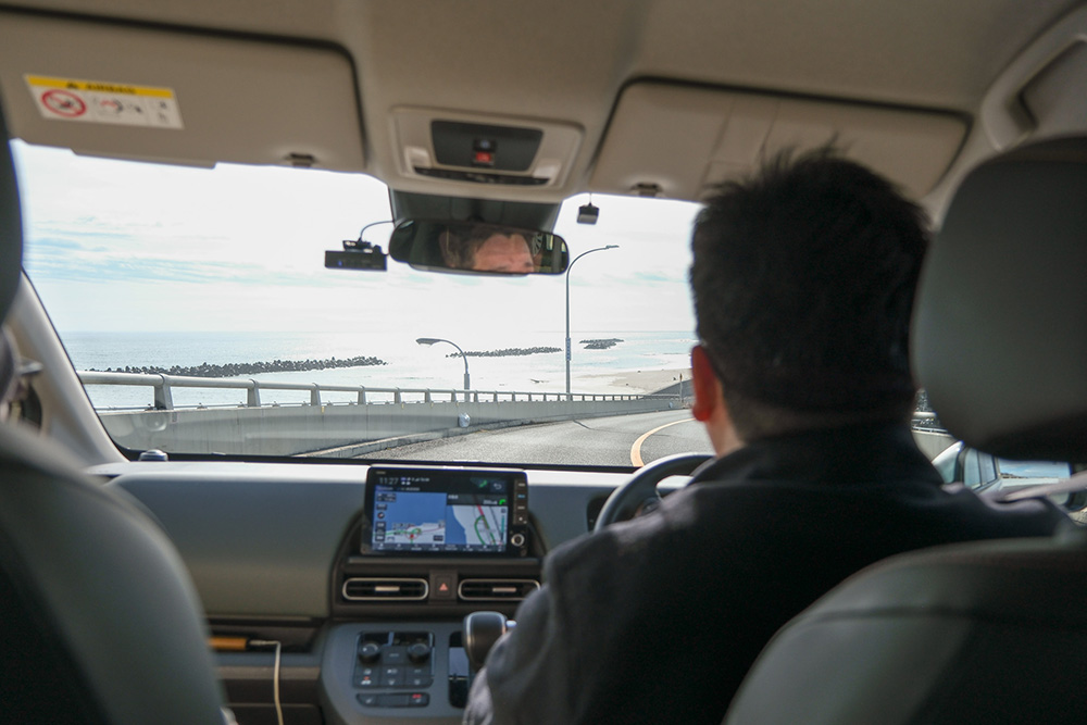 北茨城市の海が見える道を車で走る