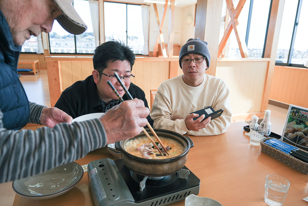 どぶ汁をお店の方が作っているところを眺める少年Bさんと杉本清隆さん
