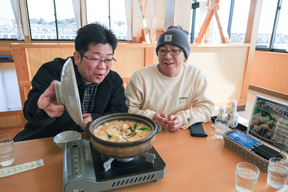 完成したどぶ汁の蓋を開けて歓喜する少年Bさんと杉本清隆さん