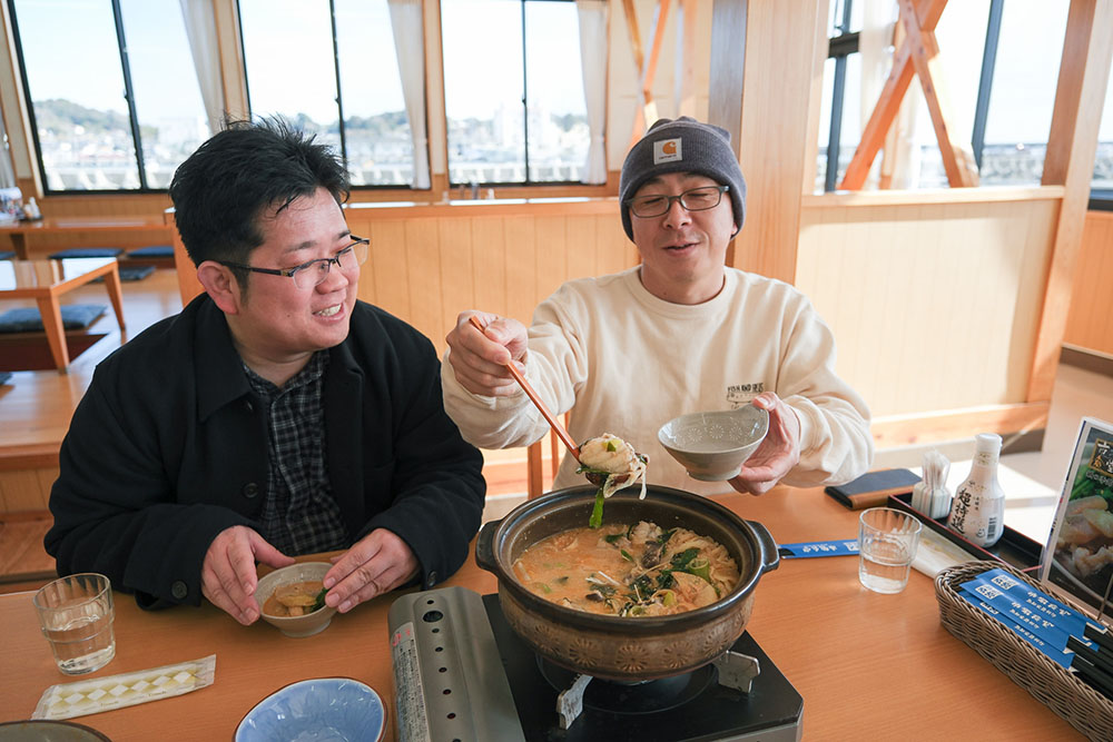 完成したどぶ汁をよそる杉本清隆さん
