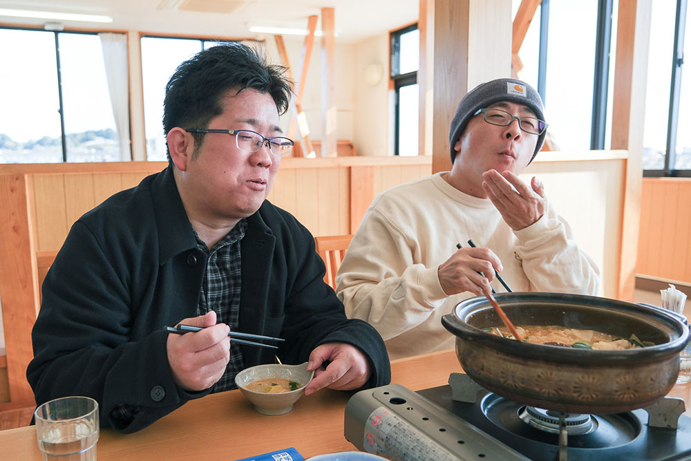 どぶ汁のおいしさに感動する少年Bさんと杉本清隆さん