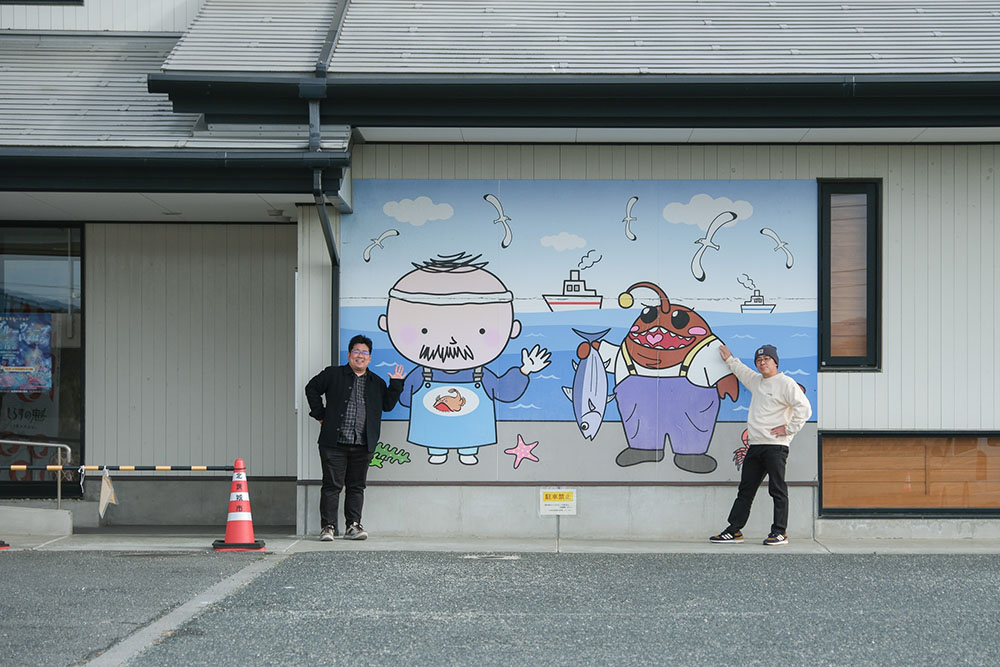 大津港の資料館の壁にあったイラストの前で記念撮影