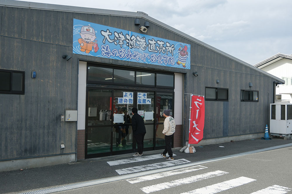 大津漁港直売所に入る少年Bさん