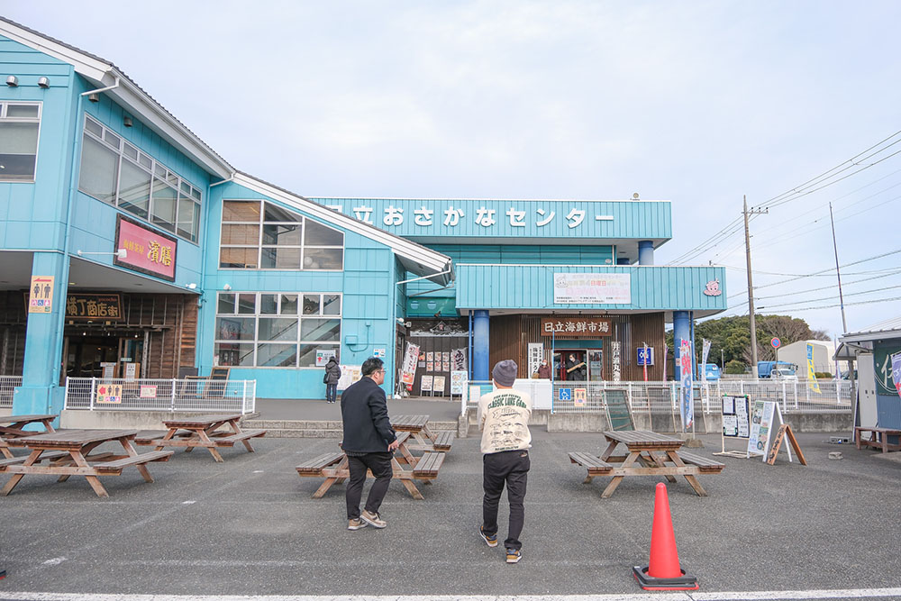 道の駅 日立おさかなセンターの建物まで歩く少年Bさんと杉本さん