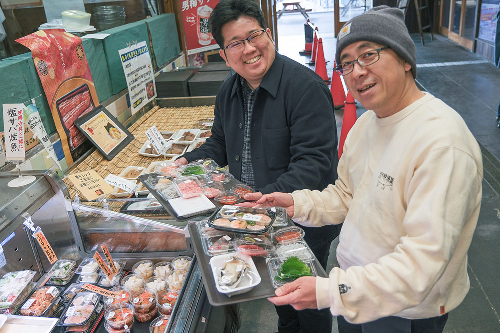味勝手丼コーナーで購入した食材とともに記念撮影