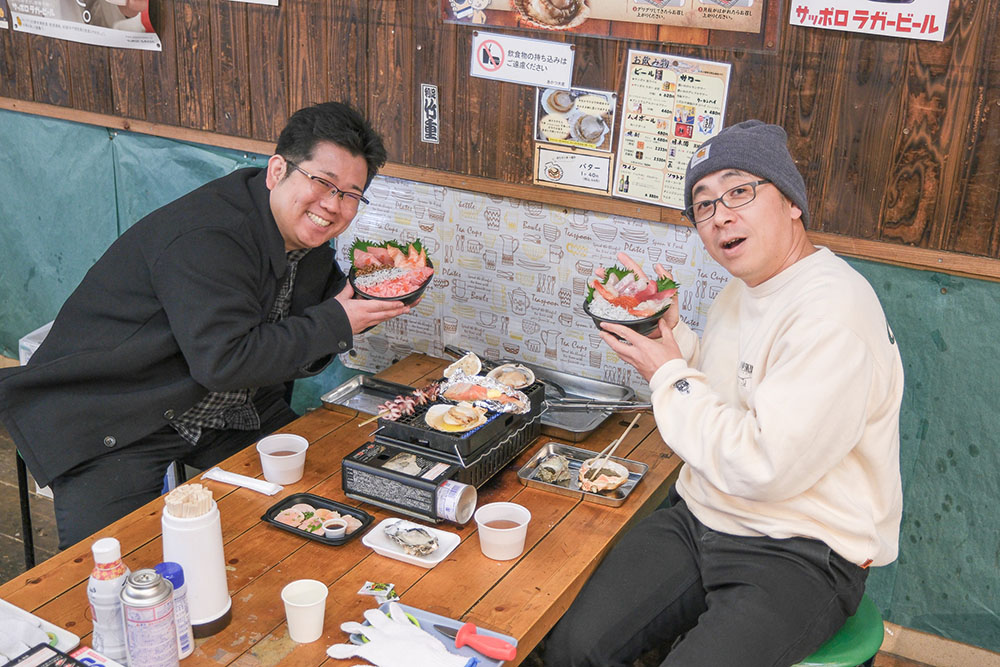 完成した味勝手丼を手に持って記念撮影