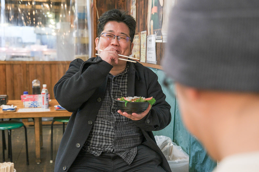 味勝手丼をいただく少年Bさん 顔がニヤニヤ