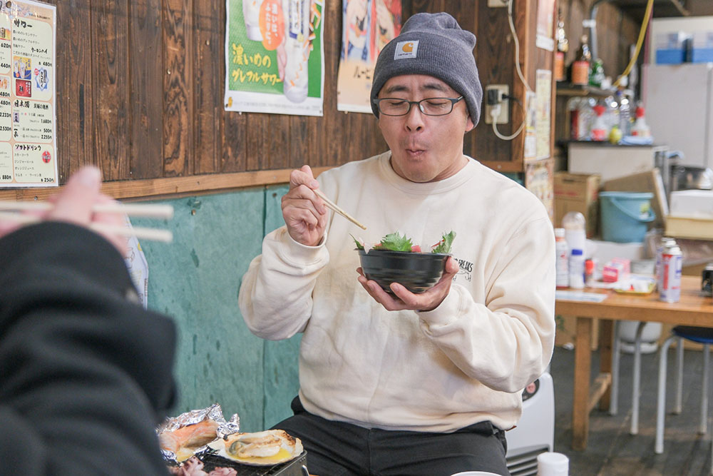 味勝手丼を食べて美味しそうな顔をする杉本清隆さん